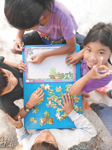 Kamboçya'daki sefaleti gördü, ülkeye yerleşti