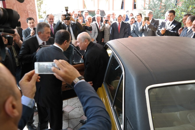 Devlet Bahçeli'nin klasik araba keyfi