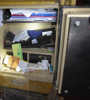 Götüremedikleri kasayı kuma gömdüler