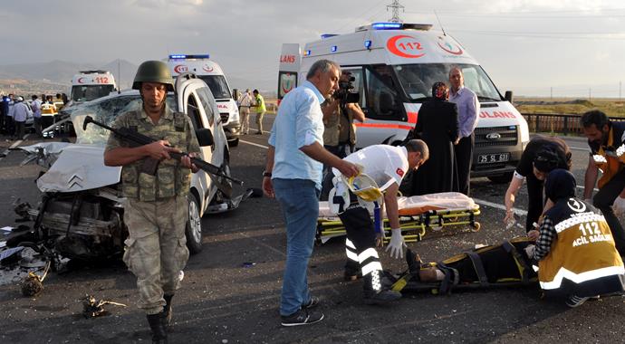 Erzurum'da korkunç kaza: 2 ölü, 5 ağır yaralı