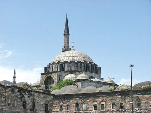Her Sultan bir tepesine cami yaptırmıştı