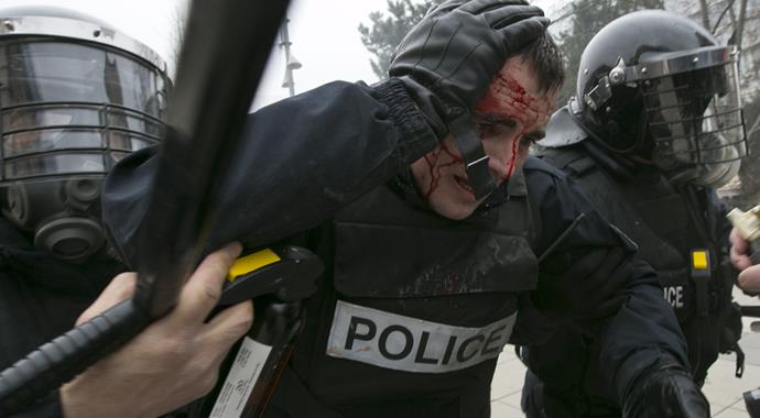 Kosova karıştı: 52'si polis 110 yaralı