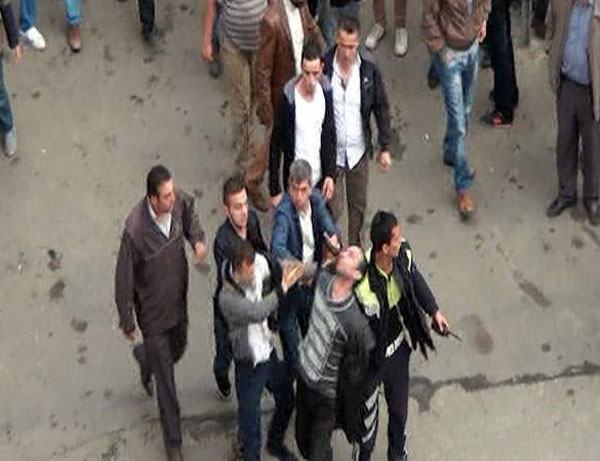 Kızlara laf attı, polisi yumrukladı sonra...