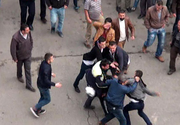 Kızlara laf attı, polisi yumrukladı sonra...