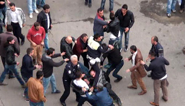 Kızlara laf attı, polisi yumrukladı sonra...