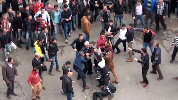 Kızlara laf attı, polisi yumrukladı sonra...