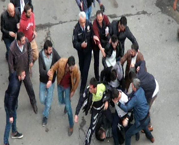 Kızlara laf attı, polisi yumrukladı sonra...