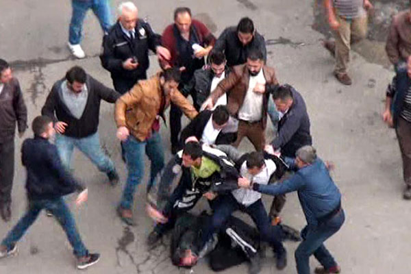 Kızlara laf attı, polisi yumrukladı sonra...