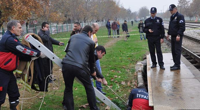 Yaşlı adamın cesedini çocuklar buldu