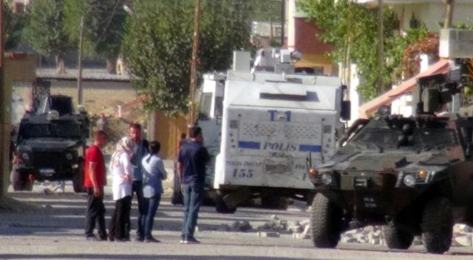 Hendekleri kapatan güvenlik güçlerine ateş açıldı