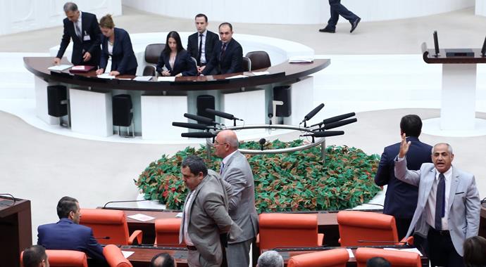 Boş Meclis'te kavga çıktı!