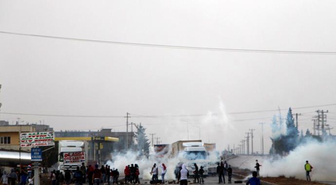 Nusaybin'de yüzleri maskeli grup polise ses bombasıyla saldırdı