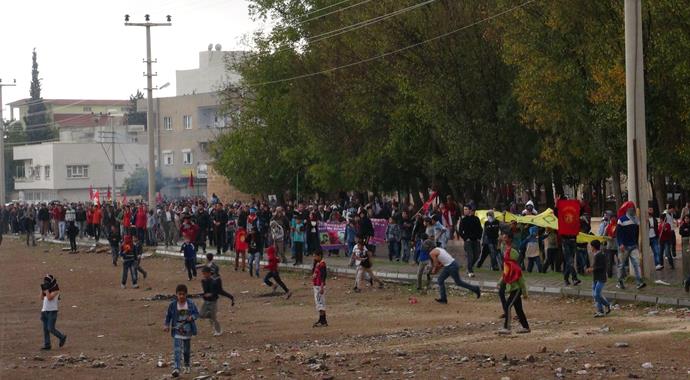 Nusaybin'de yüzleri maskeli grup polise ses bombasıyla saldırdı