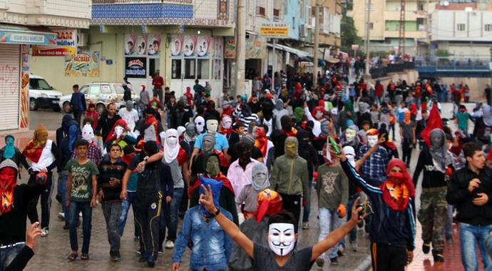 Nusaybin'de yüzleri maskeli grup polise ses bombasıyla saldırdı