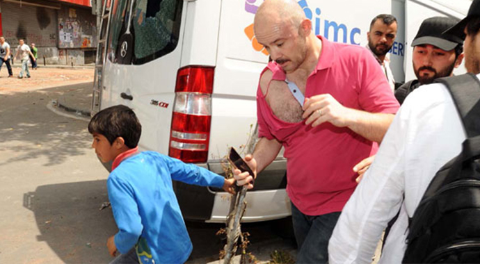 Okmeydanı'nda emniyet amirine linç girişimi