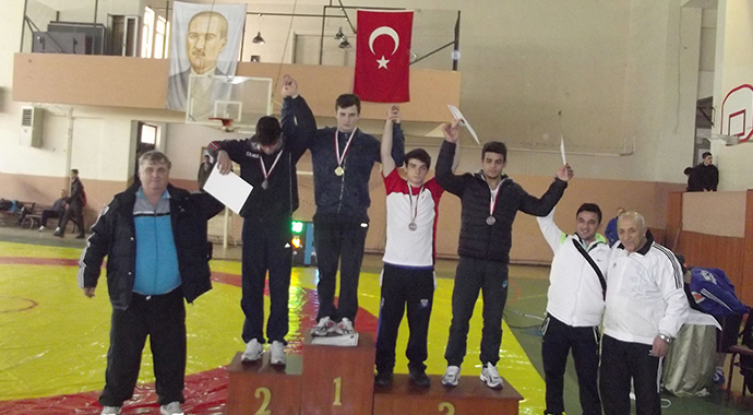 Okulları adına güreştiler