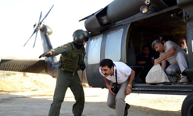 Görevliler ve oy pusulaları helikopterle taşındı