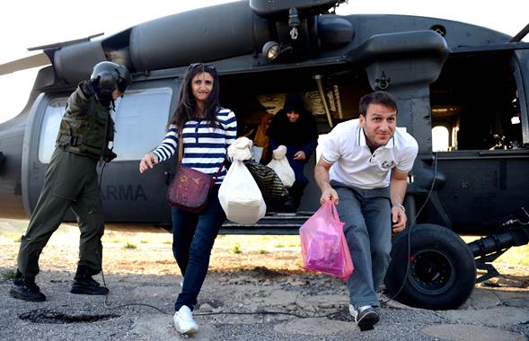 Görevliler ve oy pusulaları helikopterle taşındı