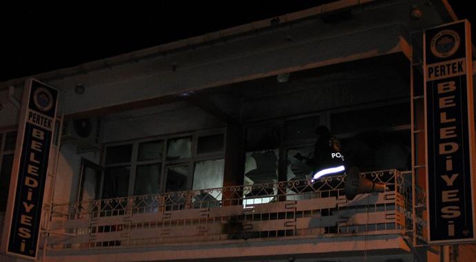 Belediye ve AK Parti binasına molotoflu saldırı