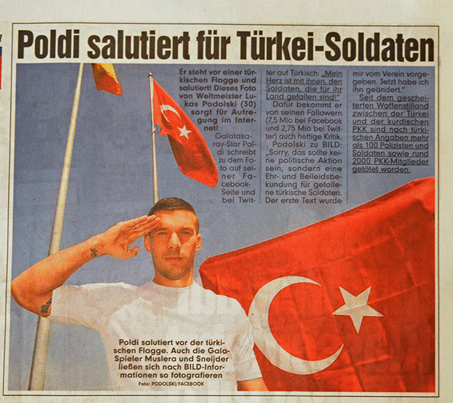 Podolski'nin Türk bayrağıyla pozu Almanya'yı karıştırdı