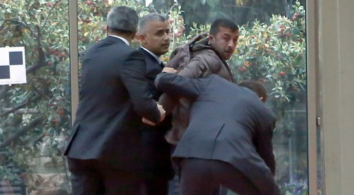 Kemal Kılıçdaroğlu'na yumruklu saldırı! İŞTE O AN