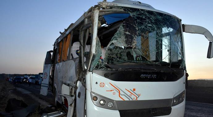 Askerleri taşıyan midibüs şarampole uçtu: 1 şehit
