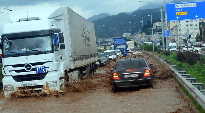 Artvin'de sel nedeniyle 7 kişi hayatını kaybetti, 1 kayıp