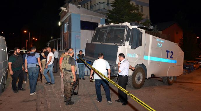 Tunceli'de bombalı araç patladı: 1 polis yaralı