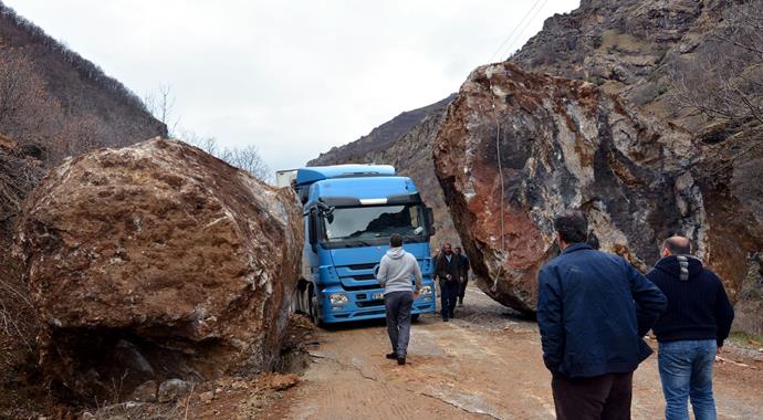 Tunceli-Erzincan karayoluna dev kayalar düştü