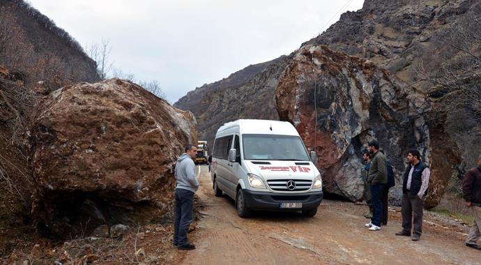 Tunceli-Erzincan karayoluna dev kayalar düştü