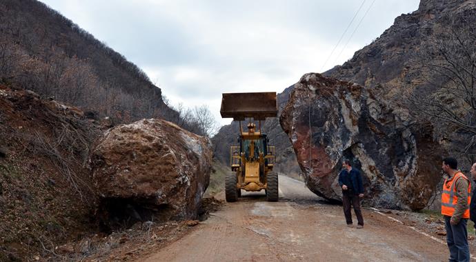 Tunceli-Erzincan karayoluna dev kayalar düştü