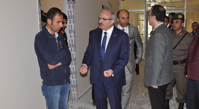 İnşaatı beğenmeyen validen fırça: 'Sizi buraya gömerim'