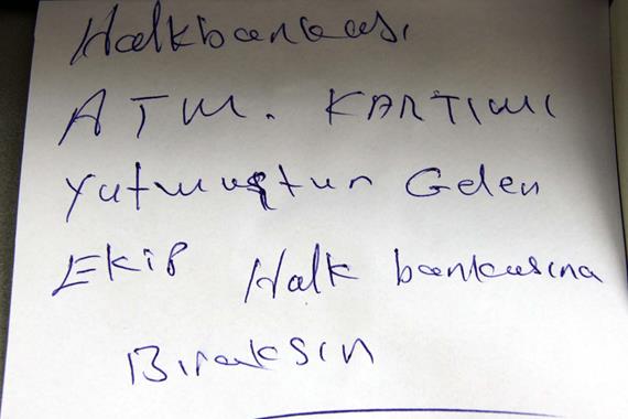 Kartı ATM'de kaldı, görevlilere not yazdı