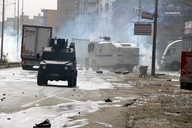 Yol kapatan şoförlere polisten müdahale