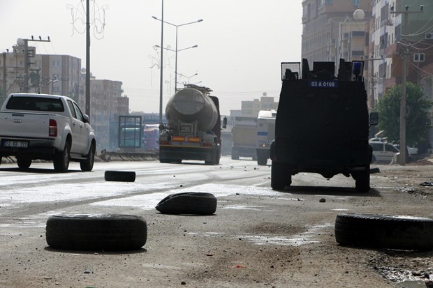 Yol kapatan şoförlere polisten müdahale