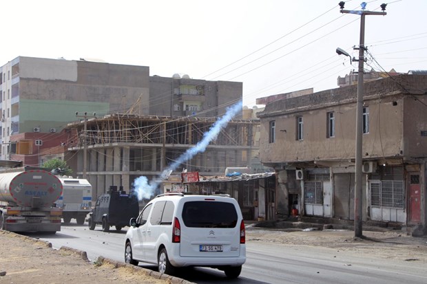 Yol kapatan şoförlere polisten müdahale