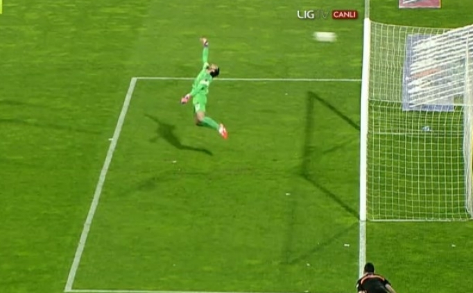 Burak Yılmaz boş kaleye atamadı!