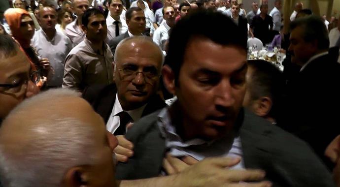 AK Parti iftarında eski vekil belediye başkanı ile tartıştı