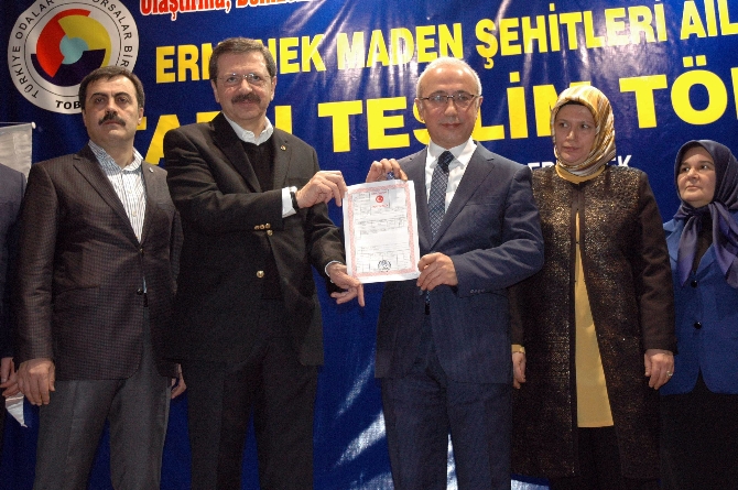 Madenci ailelerinin tapuları dağıtıldı