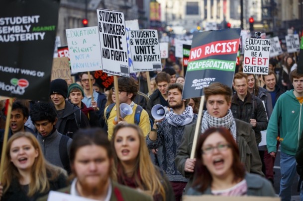 Londra'da öğrenciler ayaklandı!