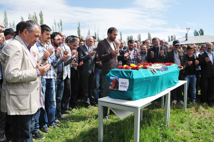 Acılı anneden tokat gibi cevap! 'Oğlum sizin yüzünüzden öldü'
