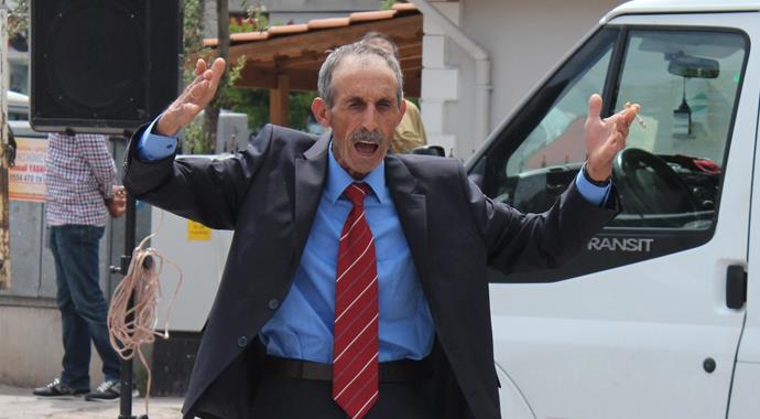 Bağımsız aday, boş alanda miting yaptı