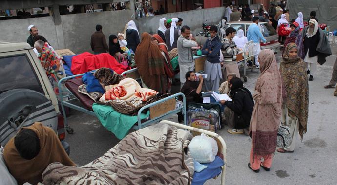 Afganistan ve Pakistan'da ölenlerin sayısı 261'e yükseldi