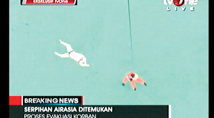 Denizin üzerinden ceset topladılar