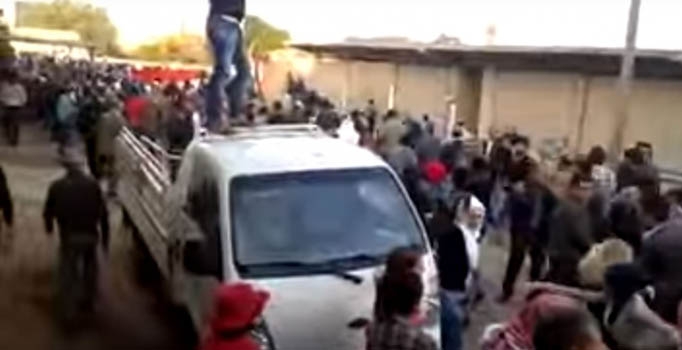 PYD'nin baskılarından bunalan Kürtler sokaklara döküldü