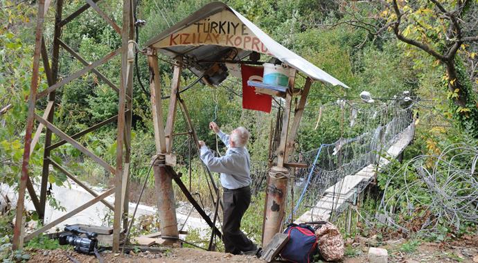 Bu köprüden geçmek isteyenlere öyle bir şart koydu ki!
