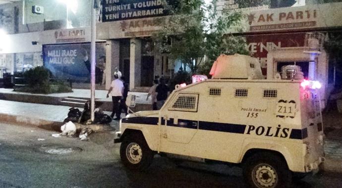 AK Parti İl Başkanlığı'na bombalı saldırı: 1 polis yaralı
