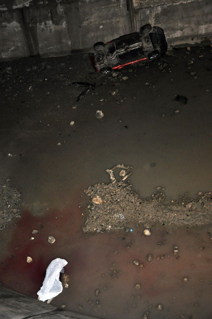 Otomobil 60 metrelik uçuruma yuvarlandı: 1 ölü, 2 yaralı