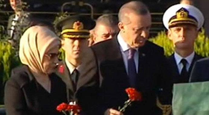 Erdoğan karanfil bıraktı