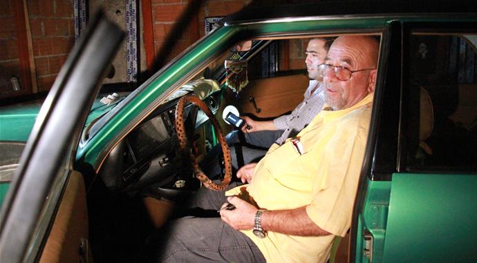 Otomobilini 35 yıldır oturma odasında saklıyor